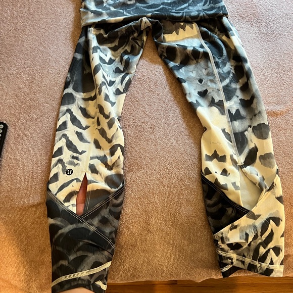 Skirted LULULEMON leggings. - Picture 4 of 7